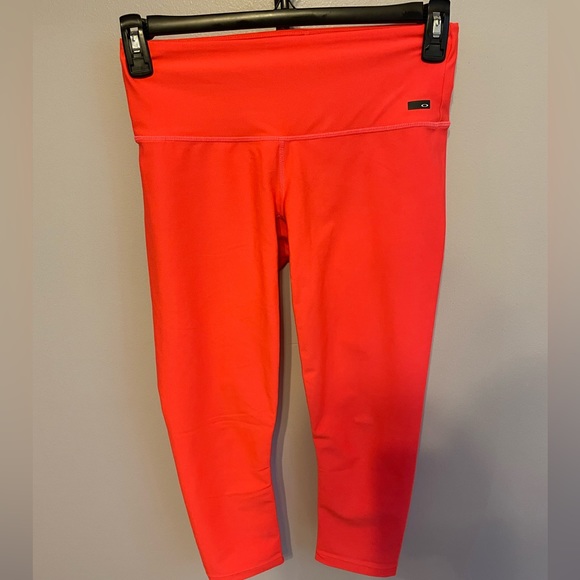 Oakley Pants - Oakley High-Rise crop leggings